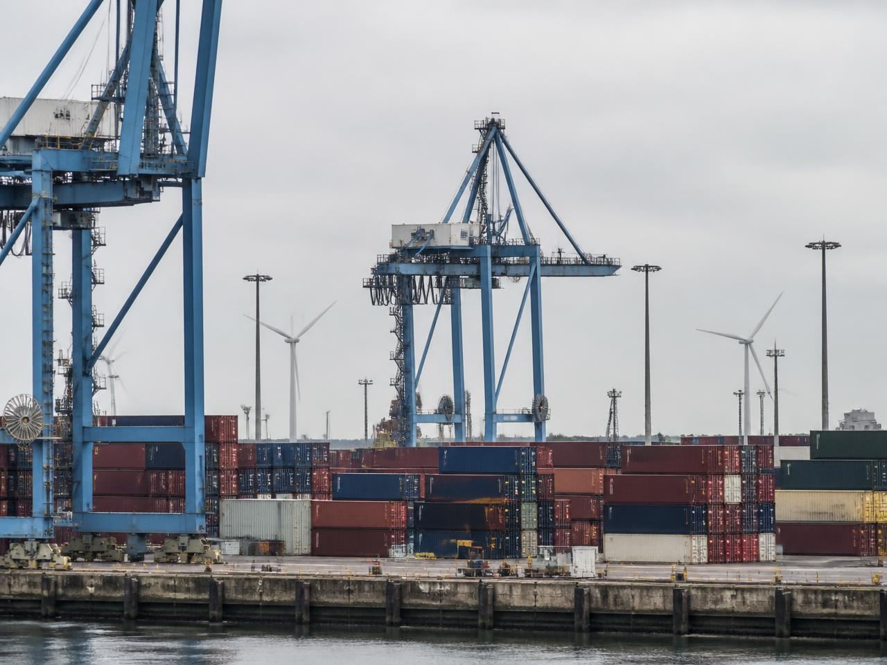 Conteneurs en cours de chargement sur un terminal portuaire