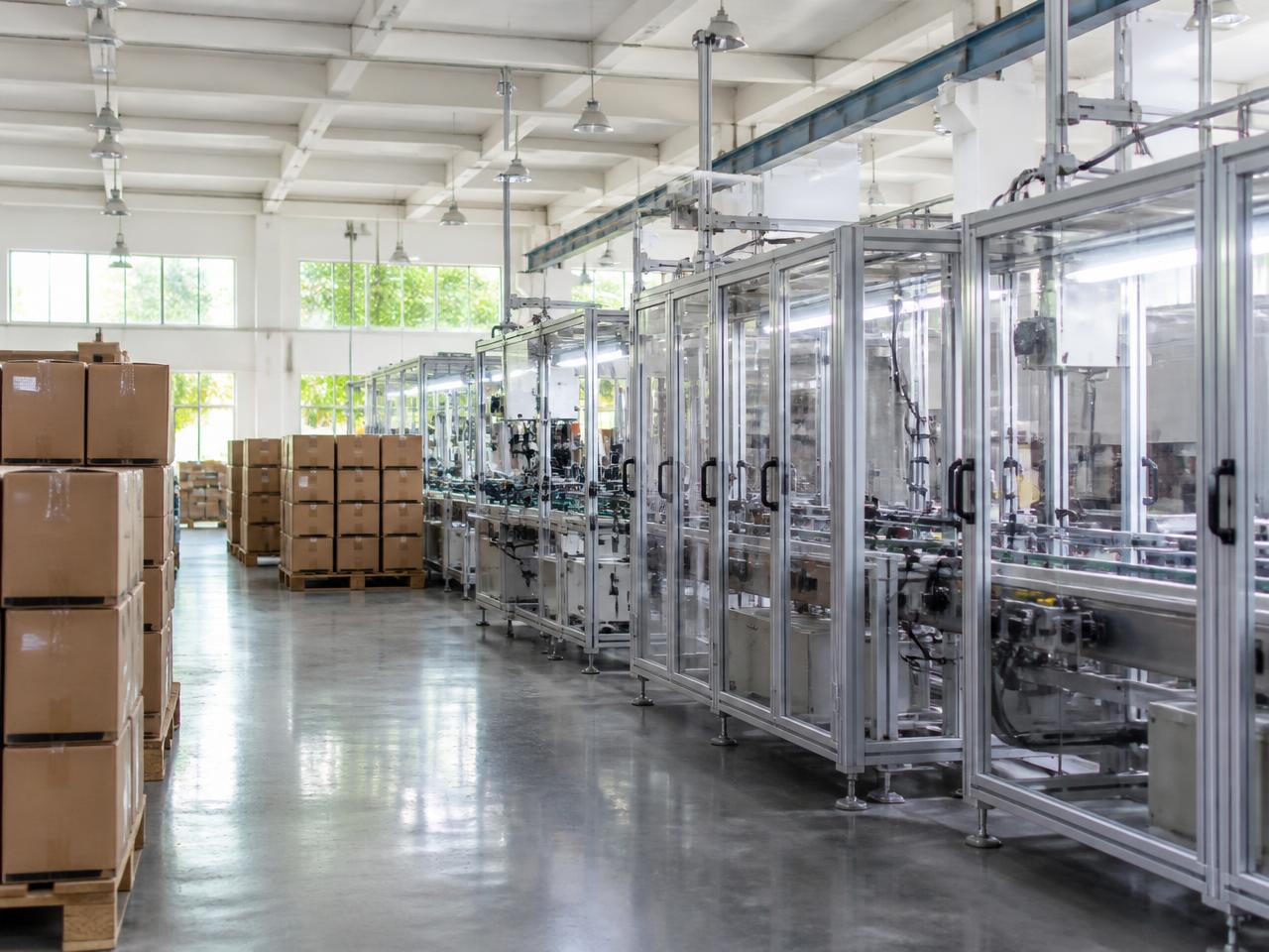Ligne de production d'une usine moderne avec cartons prêts à l'expédition