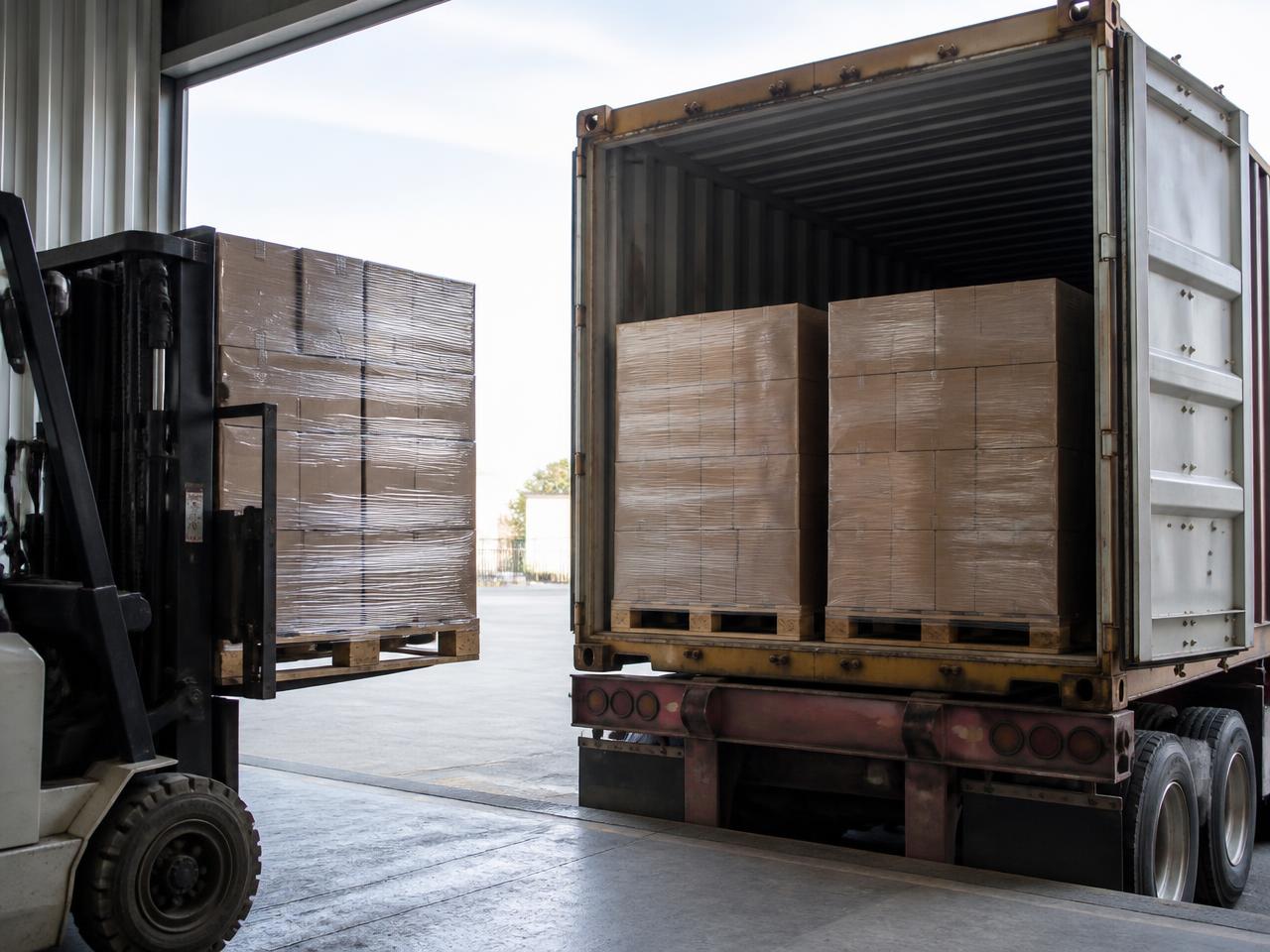 Chargement de palettes dans un conteneur maritime
